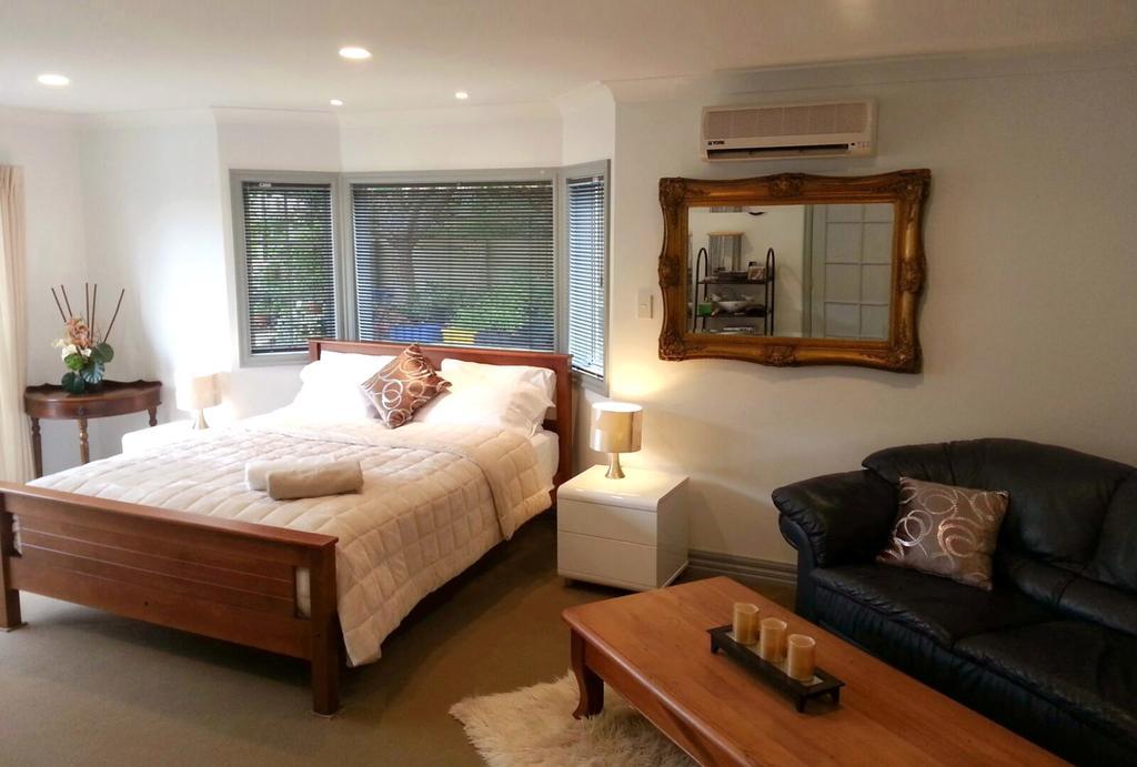 Deluxe King Room Courtyard Access